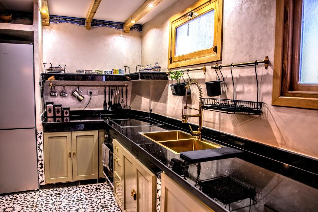 Old World Charm, Modern Comfort Szafszawan Zewnętrze zdjęcie